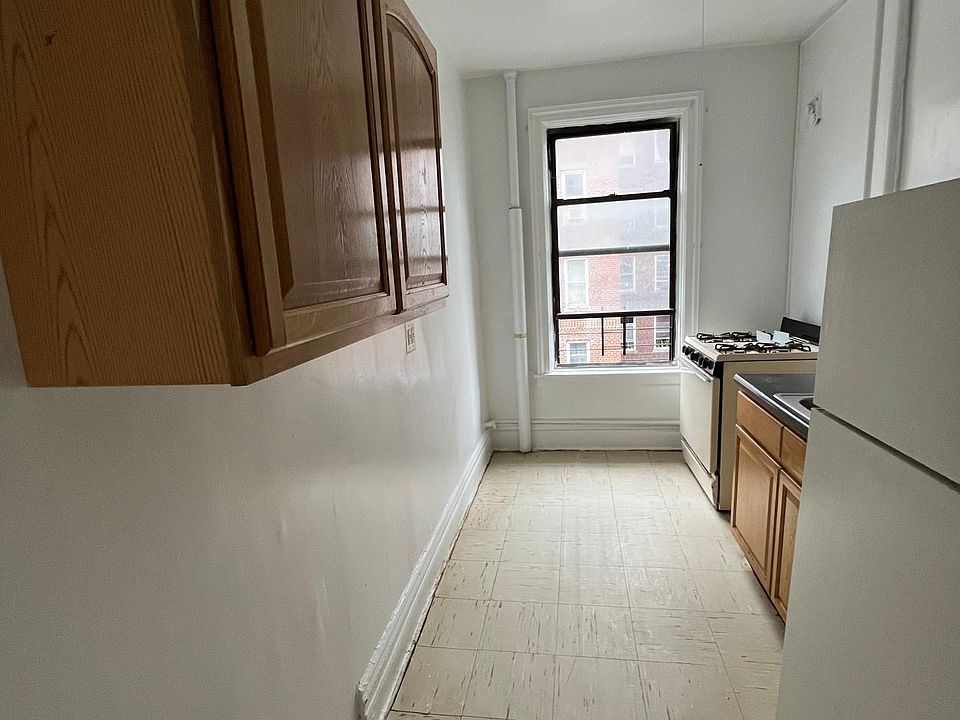 2nd image of 949 Ogden Ave APT 4A