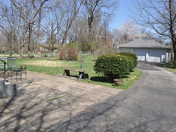 Large backyard- 3 car garage