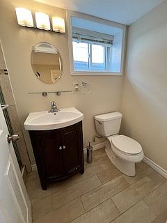 Bathroom 1st pic