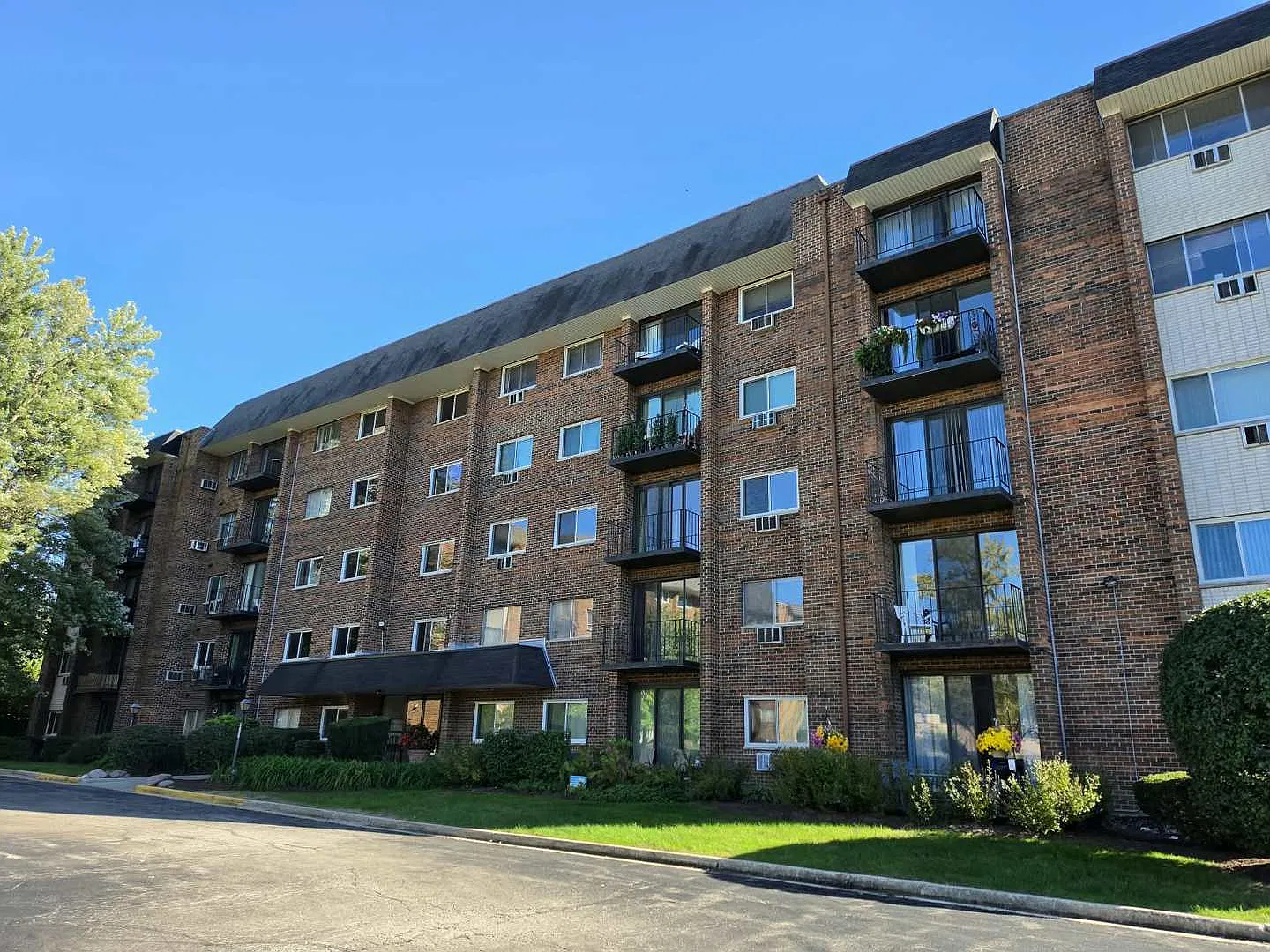 2 bed, 1032 sqft, $1,975 — Photo 1