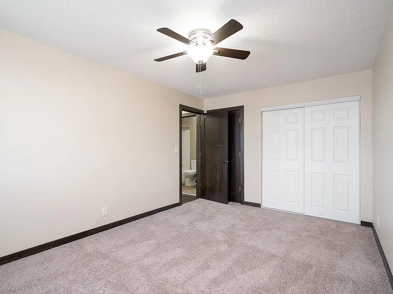 Como Villa Estates — Photo 7