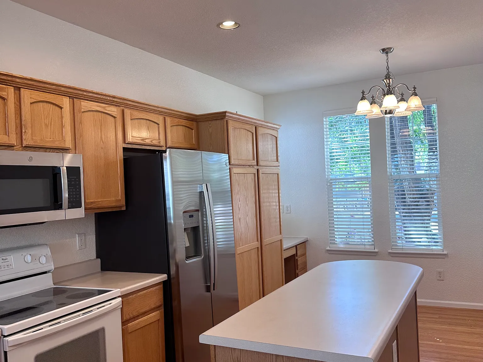 3 bed, 2.5 bath, 2702 sqft, $3,200 — Photo 4