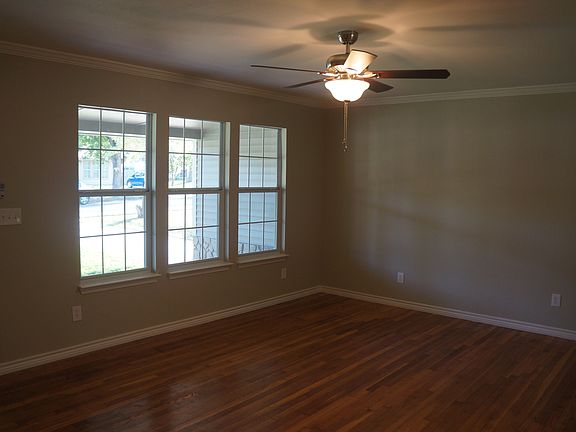 2nd image of 303 Edgebrook Ln