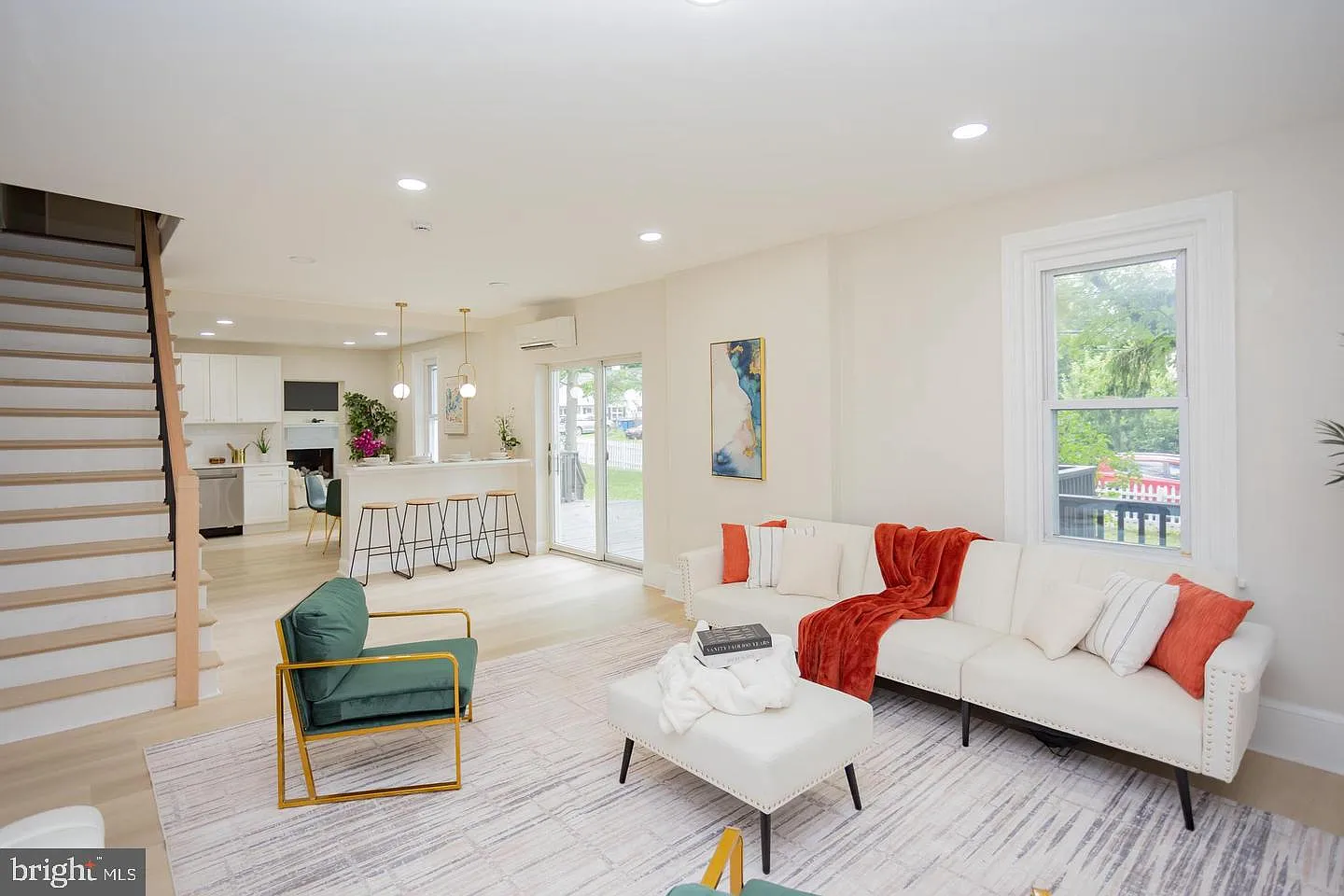 6 bed, 2.0 bath, 3100 sqft, $4,000 — Photo 2