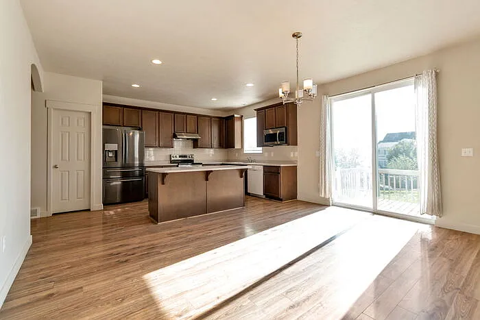 7 bed, 3.5 bath, 3692 sqft, $2,899 — Photo 3