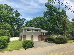 384 Castle Dr, Englewood Cliffs, NJ 07632
