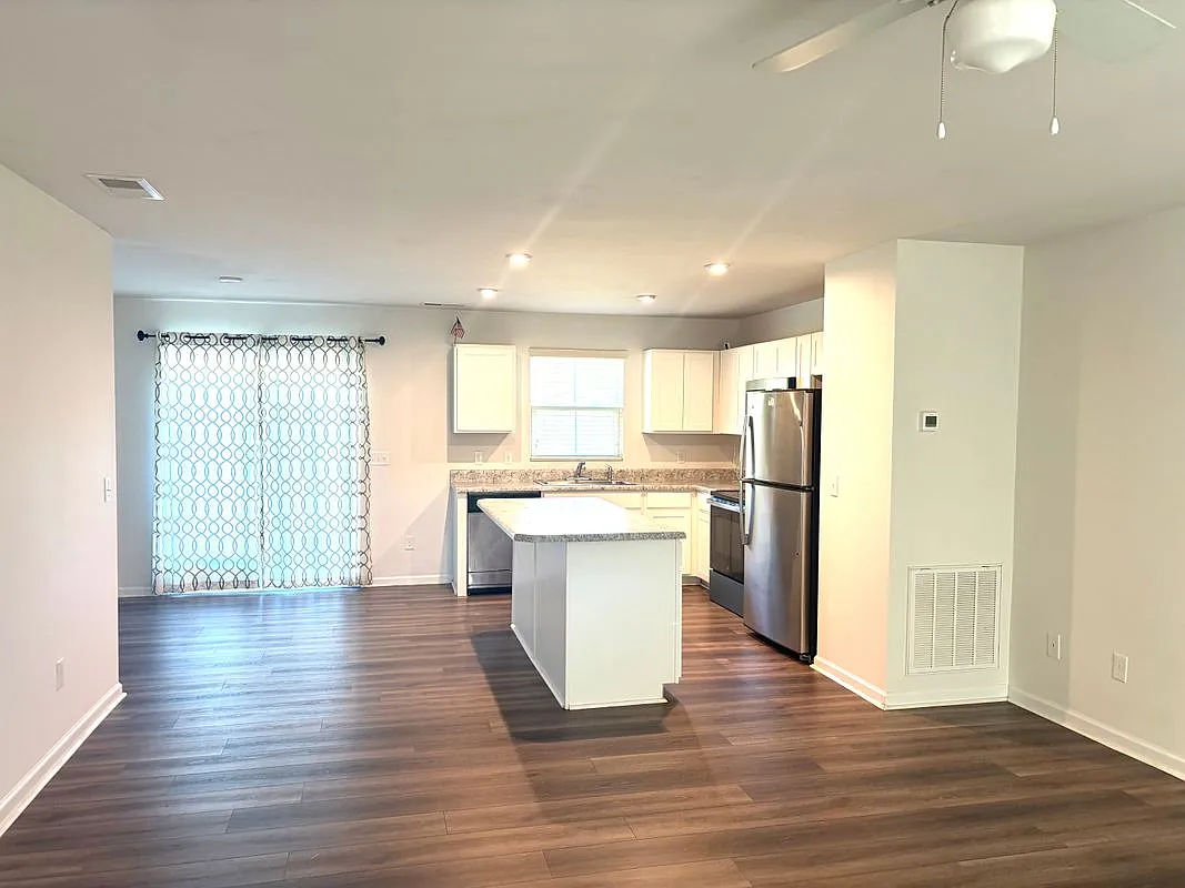 4 bed, 2.5 bath, 1680 sqft, $2,265 — Photo 2