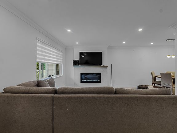 5th image of 13947 72nd Ave #209