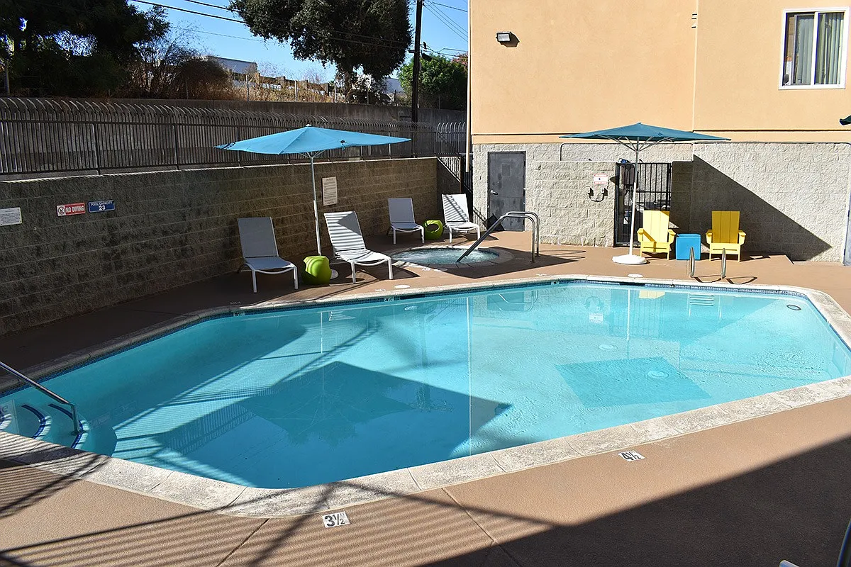 Encino Palms Apartments — Photo 2
