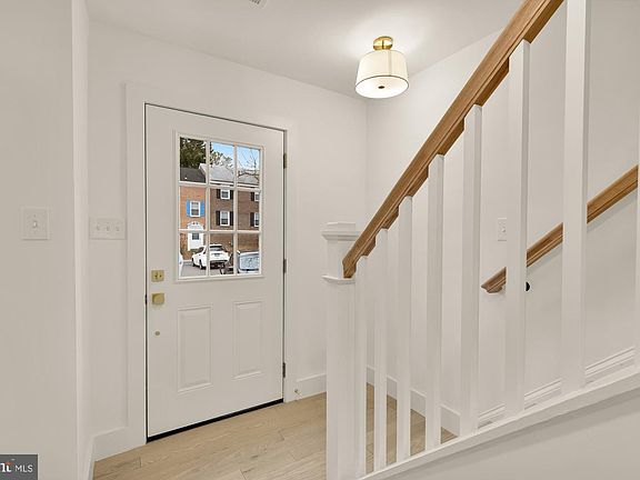 3rd image of 9532 Burdett Rd