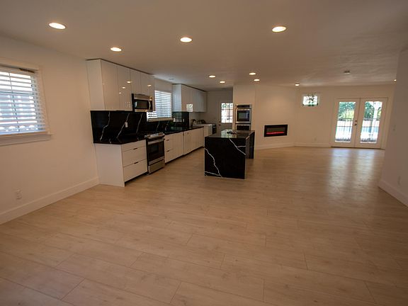 5th image of 23739 Kittridge St