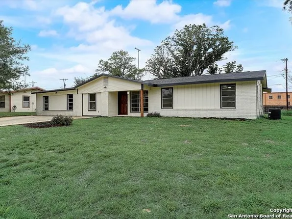 1006 MAIA ST, Pleasanton, TX 78064