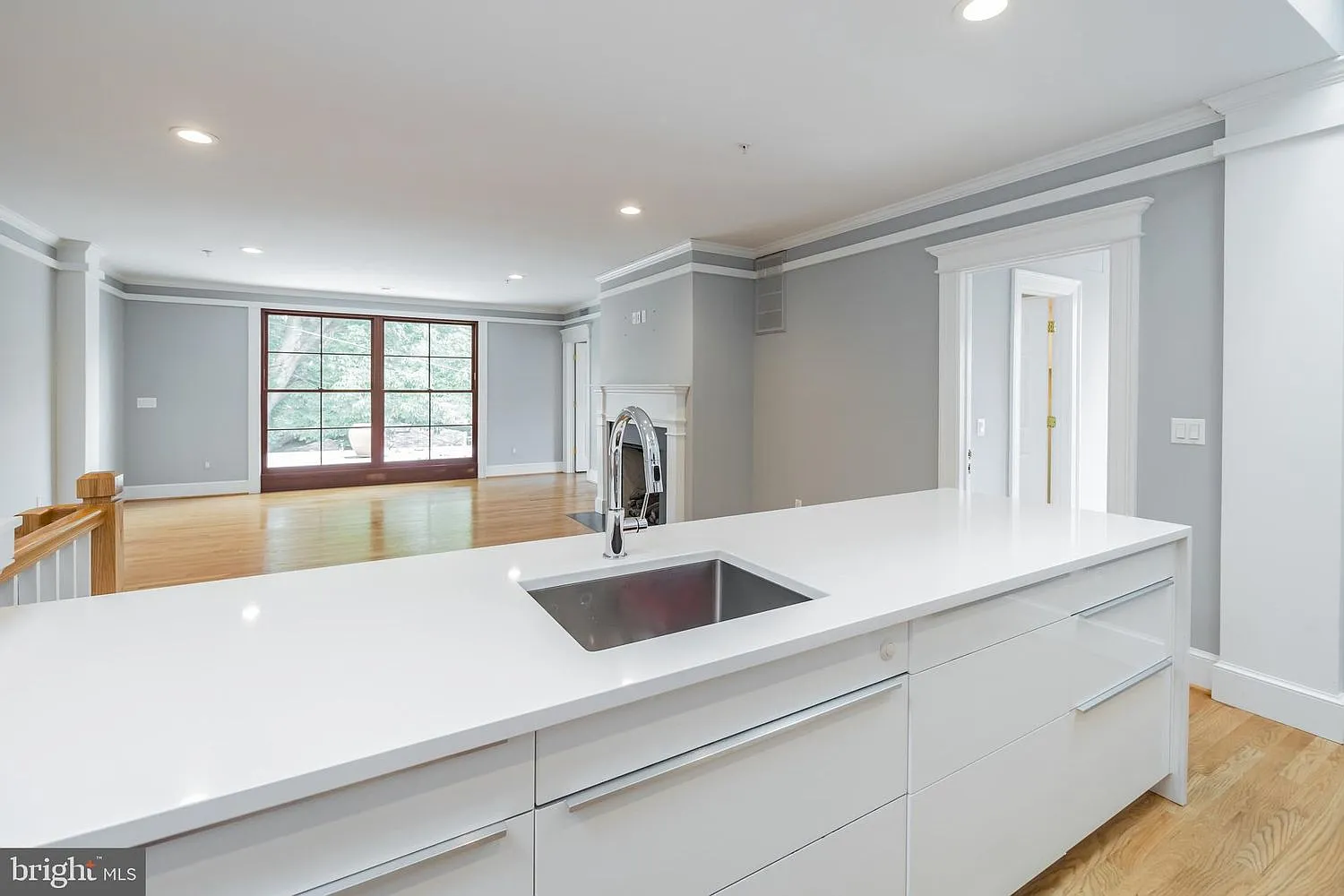 2 bed, 1000 sqft, $6,150 — Photo 2