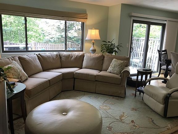 2nd image of 10 Hawthorne Cir #10
