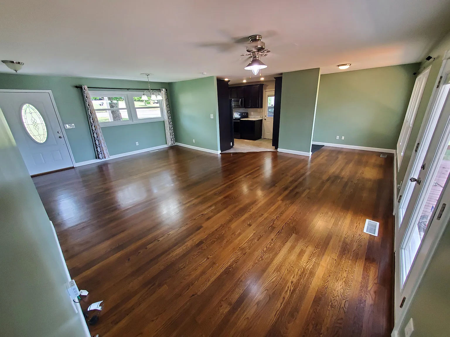 3 bed, 1353 sqft, $2,150 — Photo 2