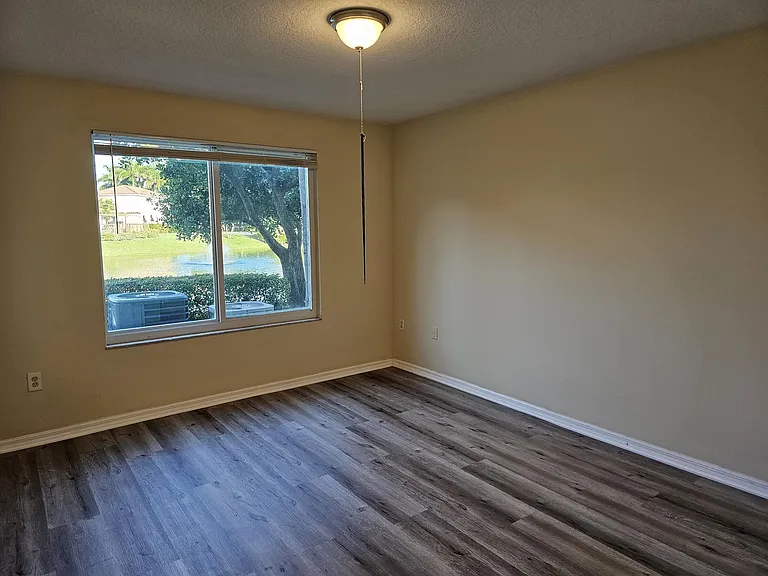 604 Villa Cir #604 — Photo 9