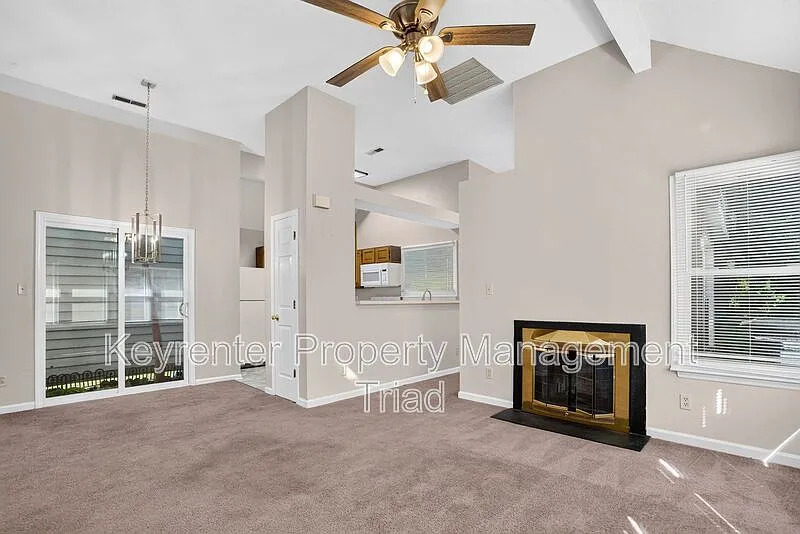 3 bed, 2.0 bath, 1130 sqft, $1,695 — Photo 3