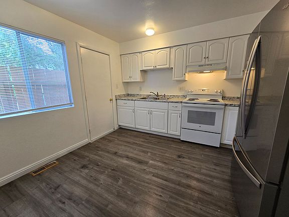 4th image of 1414 E 9th St Unit 2