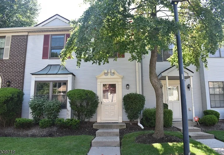 7 Kirby Ln — Photo 1