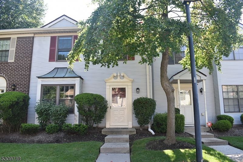 1st image of 7 Kirby Ln