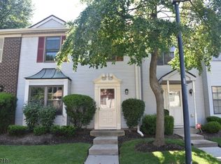 7 Kirby Ln, Franklin Park, NJ 08823