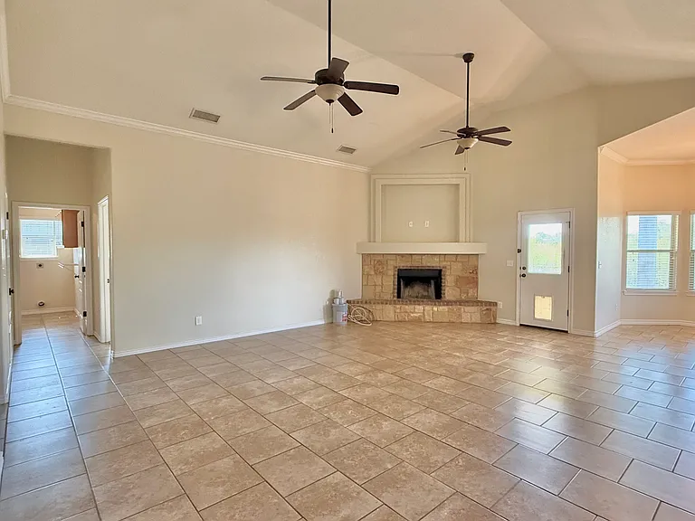 2007 Lindsey Dr — Photo 2