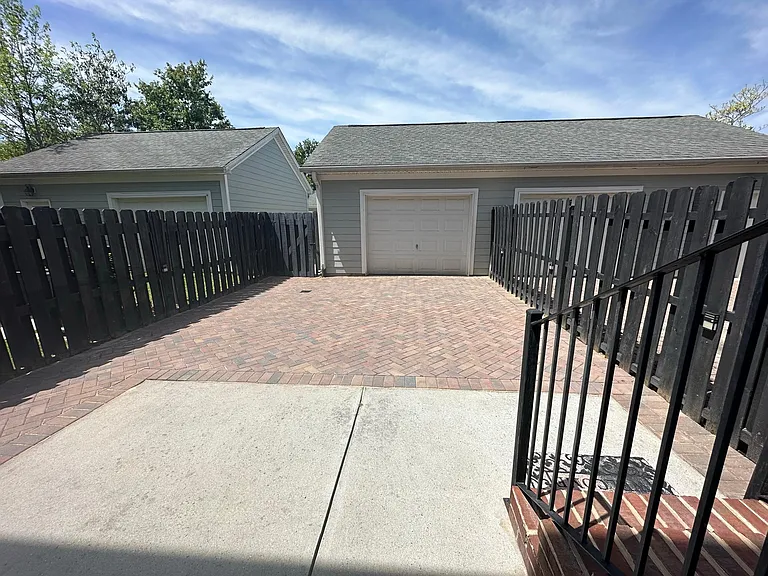 303 Lake View Dr — Photo 25