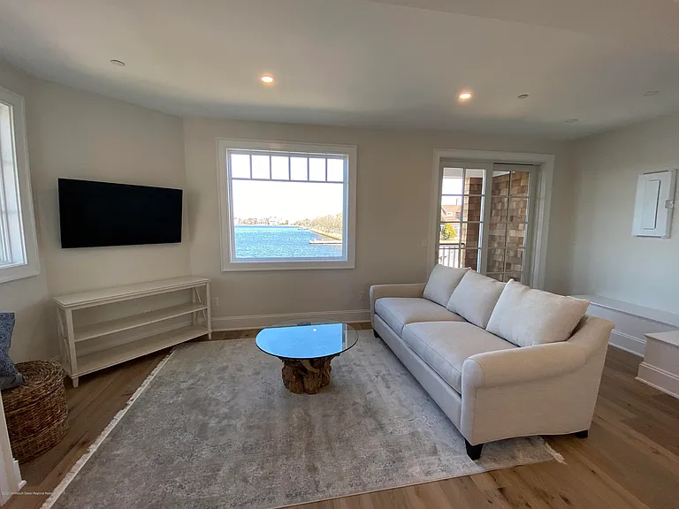 410 Lake Ave — Photo 5