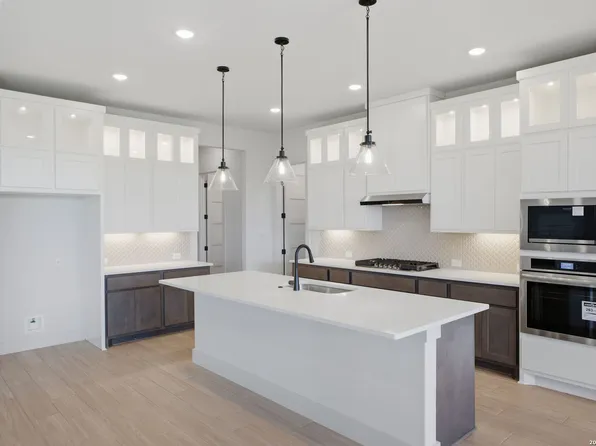 171 Pradera Ridge Drive, Floresville, TX 78114