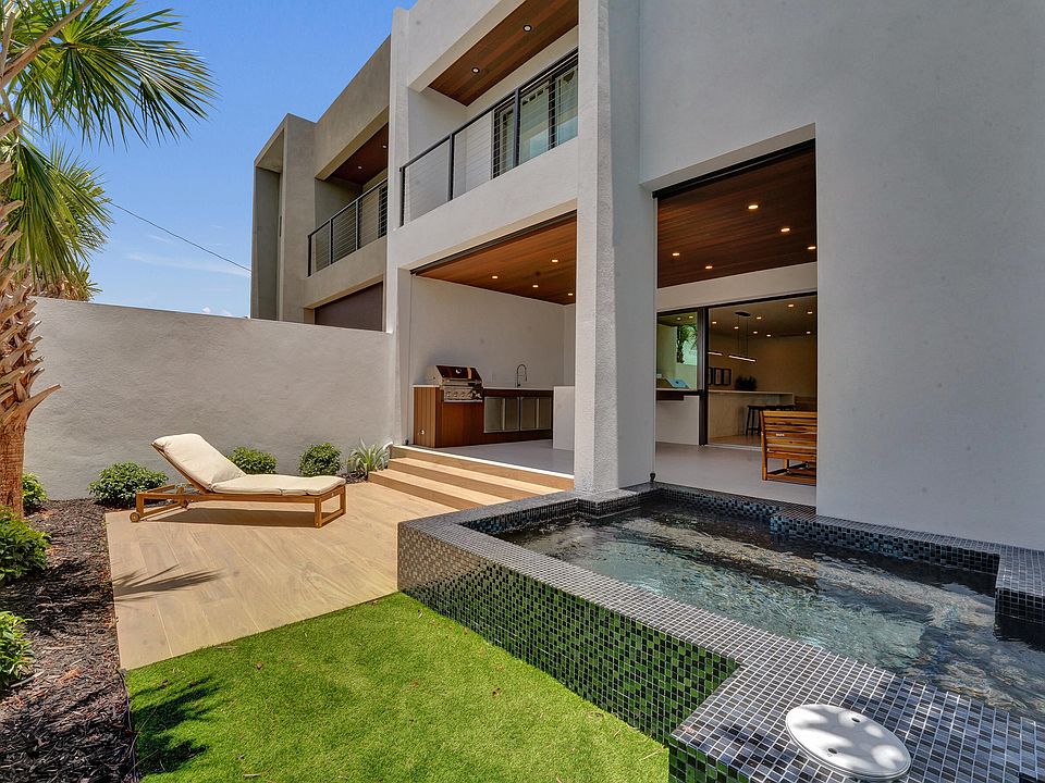 1st image of 1525 NE 15TH Avenue