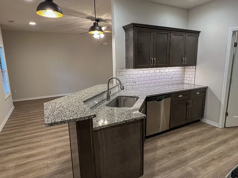 3021 W Cardinal St — Photo 8
