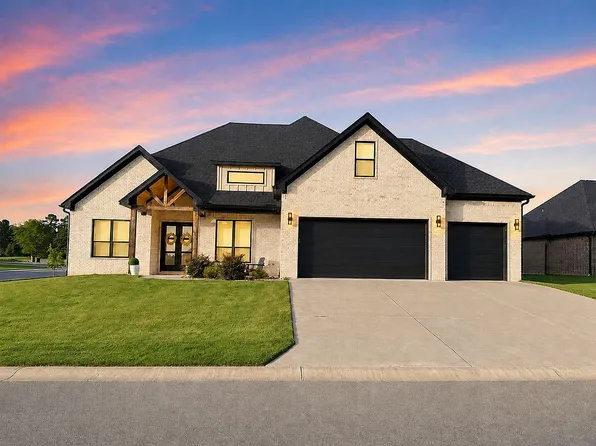 6070 Majestic Waters Dr, Benton, AR 72019