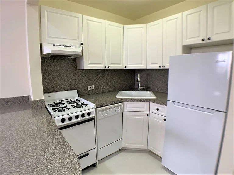 330 E 77th St #2B — Photo 4