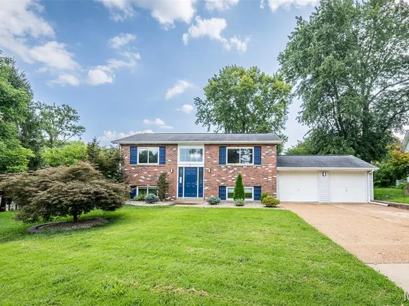 9 Lori Cir, Maryland Heights, MO 63043