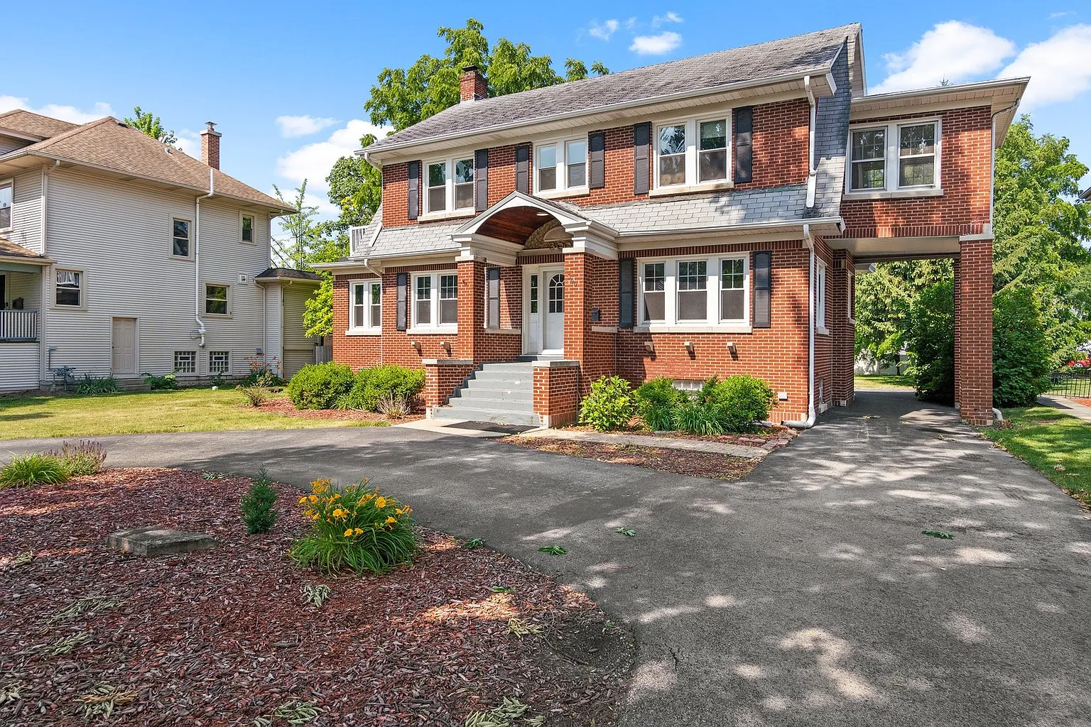 300 N Larch Ave photo 1