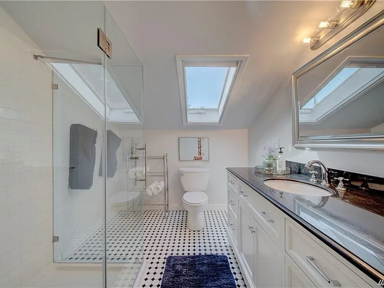 551 NE Ravenna Blvd — Photo 18