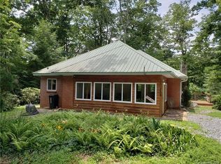 155 N Lakeview Dr, Saluda, NC 28773