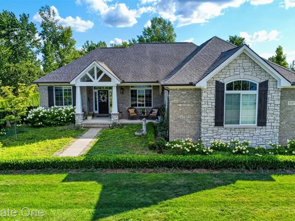 1537 Glass Lake Cir, Oxford, MI 48371