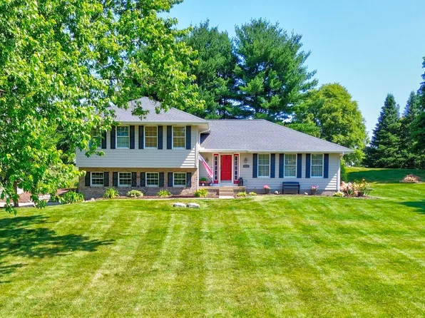 2642 Canterbury Rd, Muscatine, IA 52761