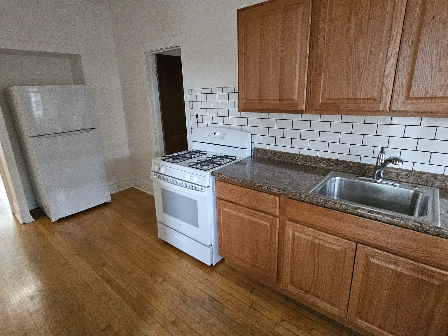 1 bed, 850 sqft, $1,575 — Photo 4