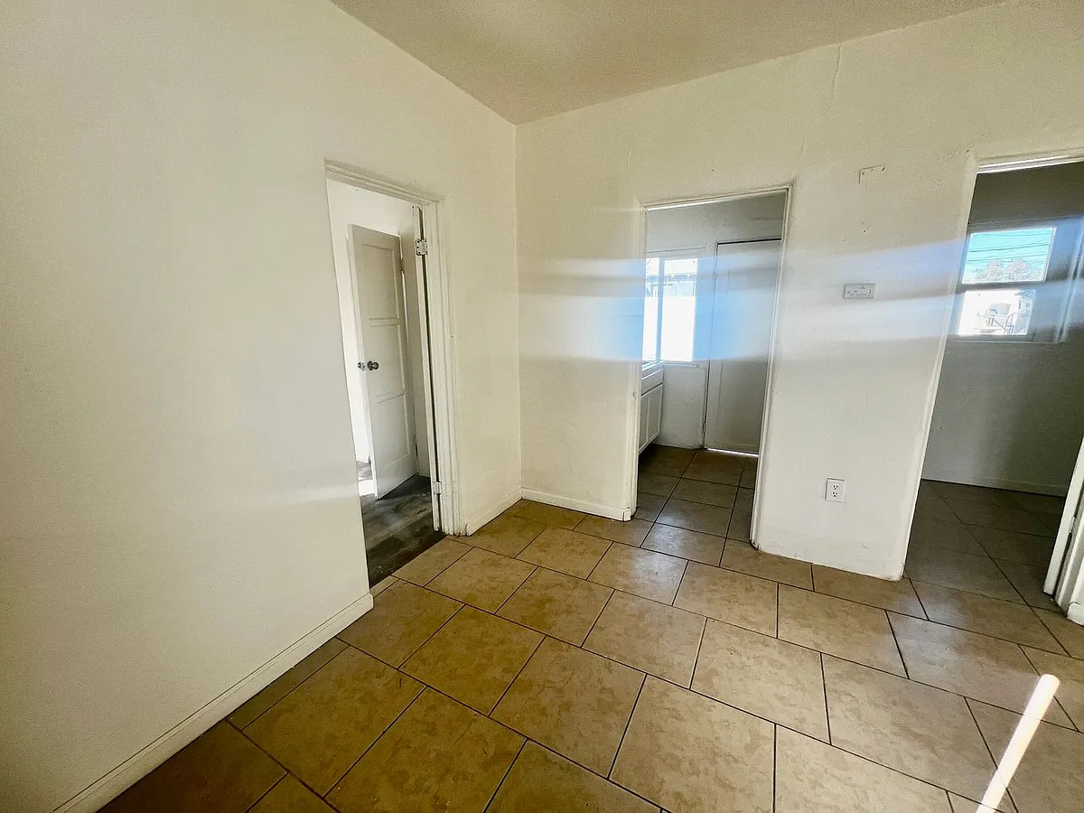 Building Photo - 6413-6431 Mariposa Ave