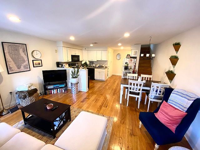 1st image of 2048B Fairmount Dr
