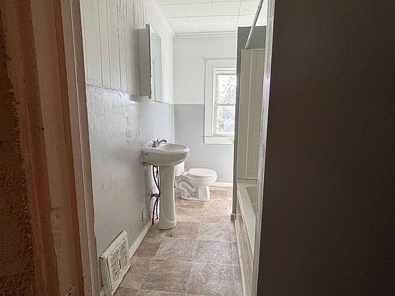 5th image of 420 Reed St