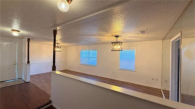 3 bed, 2.0 bath, 1990 sqft, $2,000 — Photo 2