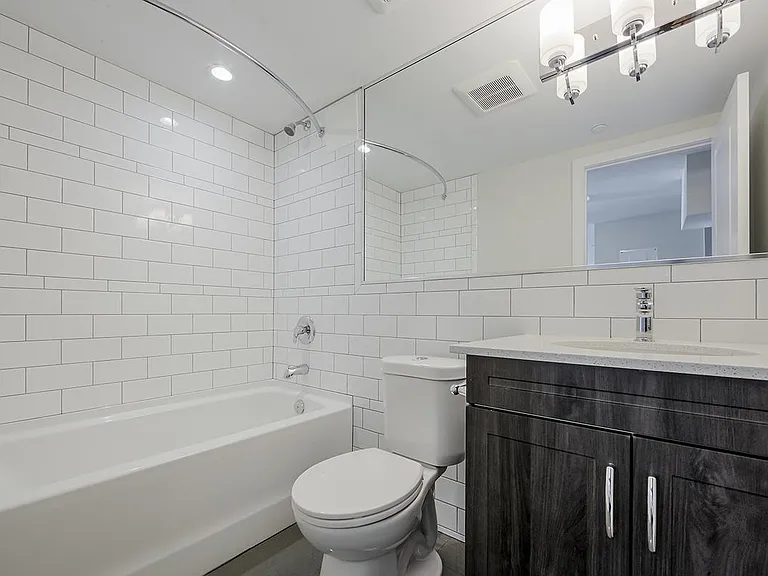 7 Elizabeth St N — Photo 11