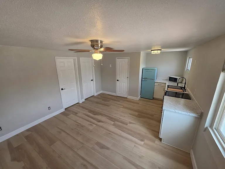 2803 E Monroe St — Photo 4