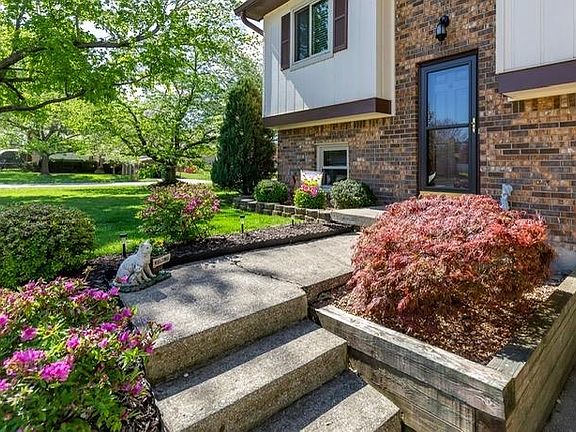 2nd image of 835 Kingsway Dr