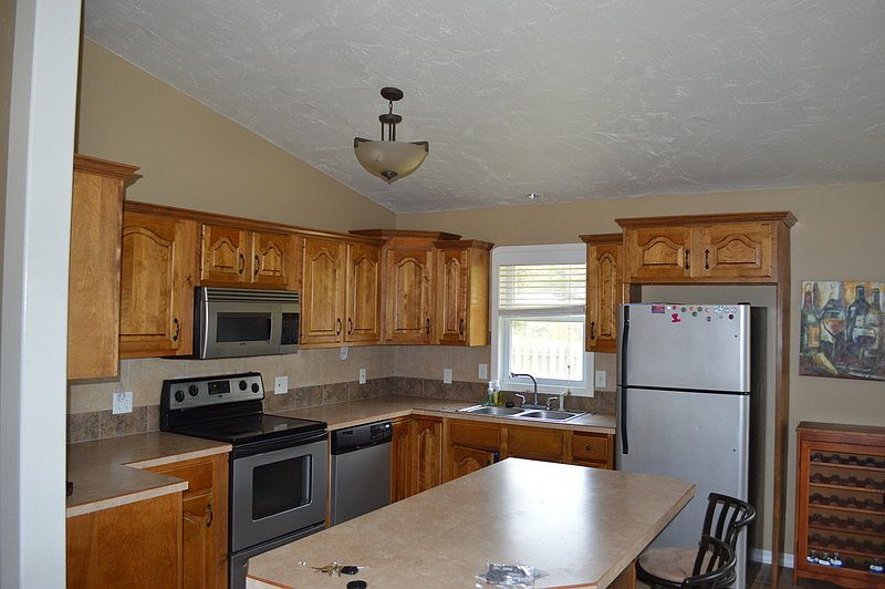 Beautiful open kitchen. : Open kitchen with new cabinets, and an island which can accommodate bar st