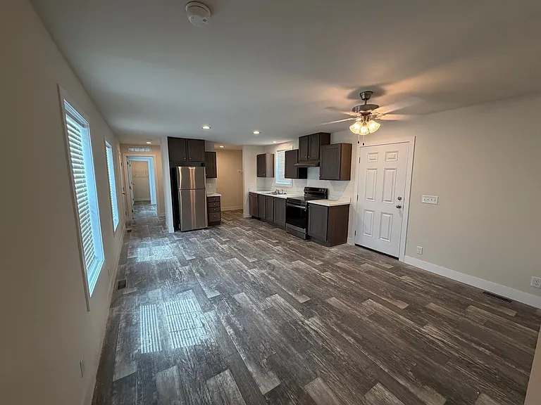 110 Park Dr — Photo 2