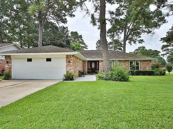 9723 Halkirk is situated on a corner lot in the Gleanloch subdivision